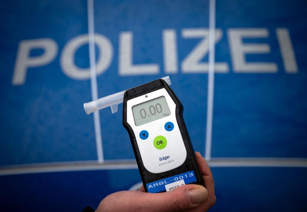 Die Versicherungsbranche fordert eine Ausweitung des Alkoholverbots am Steuer für junge Fahrer. (Archivbild) - Foto: Soeren Stache/dpa