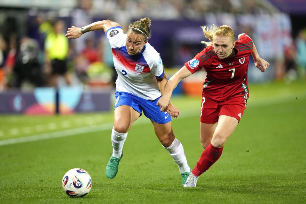 Die englische Spielerin Lucy Bronze - hier im Zweikampf um den Ball mit ihrer walisischen Kontrahentin Ceri Holland - bemerkt selbst Unterschiede ihrer Leistung je nach Zyklusphase. (Archivbild) - Foto: Nick Potts/PA Wire/dpa
