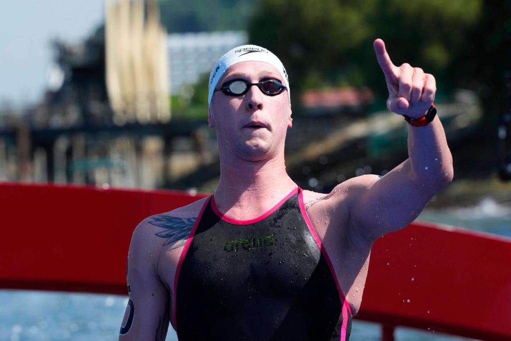 Schwimm-WM in Indonesien: Florian Wellbrock jubelt über seinen Sieg im Freiwasserschwimmen. - Foto: Vincent Thian/AP/dpa
