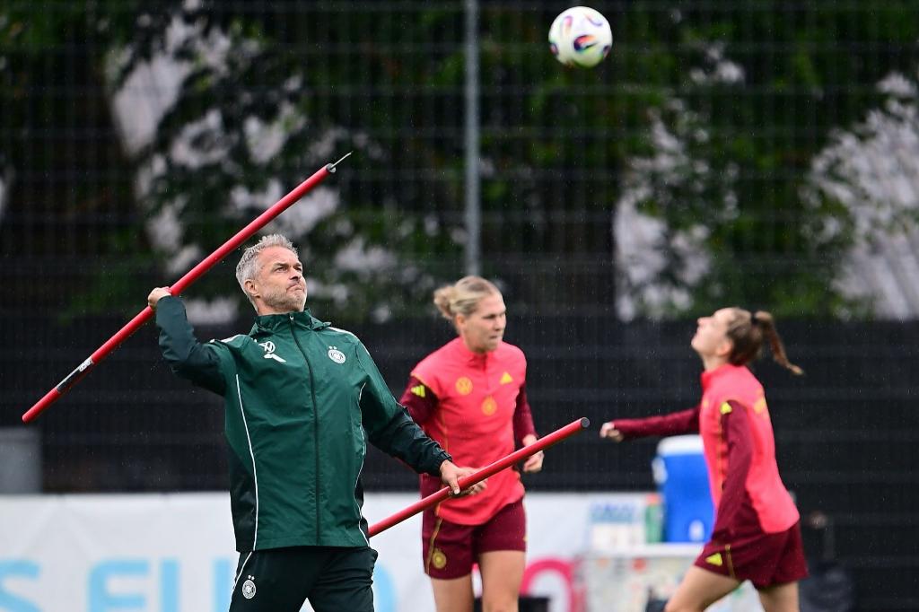 Bundestrainer Christian Wück: Gelingt der große Wurf doch noch? - Foto: Sebastian Christoph Gollnow/dpa