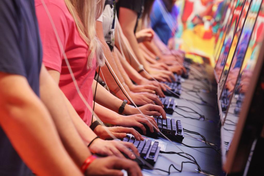 Es darf gezockt werden: Gamescom-Besucher probieren neue Spiele aus. - Foto: Oliver Berg/dpa