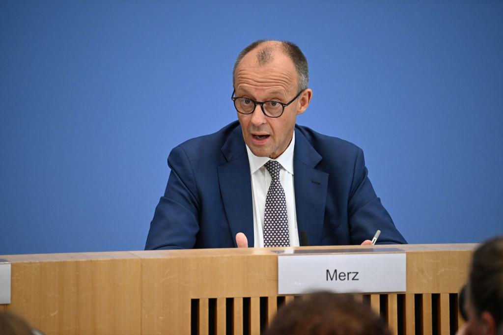 Etwa 90 Minuten lang stellte sich Kanzler Merz den Fragen der Hauptstadtjournalisten. - Foto: Bernd von Jutrczenka/dpa