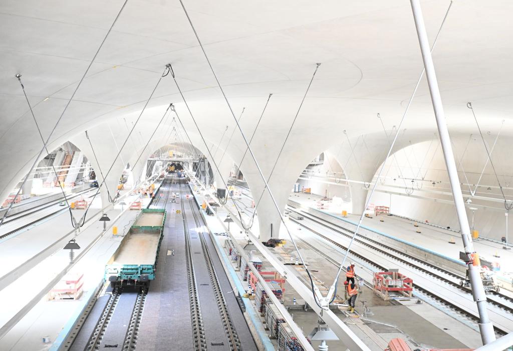 Ab Dezember 2026 sollen Züge des Fernverkehrs zum größten Teil im neuen Stuttgarter Tiefbahnhof enden. Der Regionalverkehr muss laut Bahn aber noch zum Teil bis Juli 2027 in den alten Kopfbahnhof fahren. (Archivbild) - Foto: Bernd Weißbrod/dpa