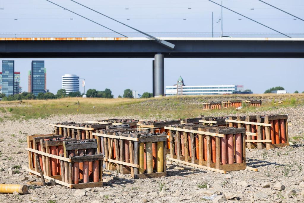 Die Abschussvorrichtungen für das Feuerwerk der Rheinkirmes stehen auf den Rheinwiesen. Die Polizei prüft jetzt, ob eine umgekippte Halterung für das Unglück verantwortlich ist. - Foto: Christoph Reichwein/dpa