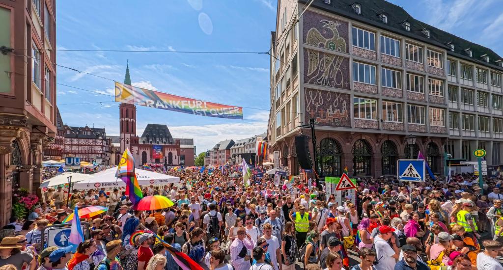 Rund um den Frankfurter Römerberg dominierten Regenbogenfahnen. - Foto: Andreas Arnold/dpa