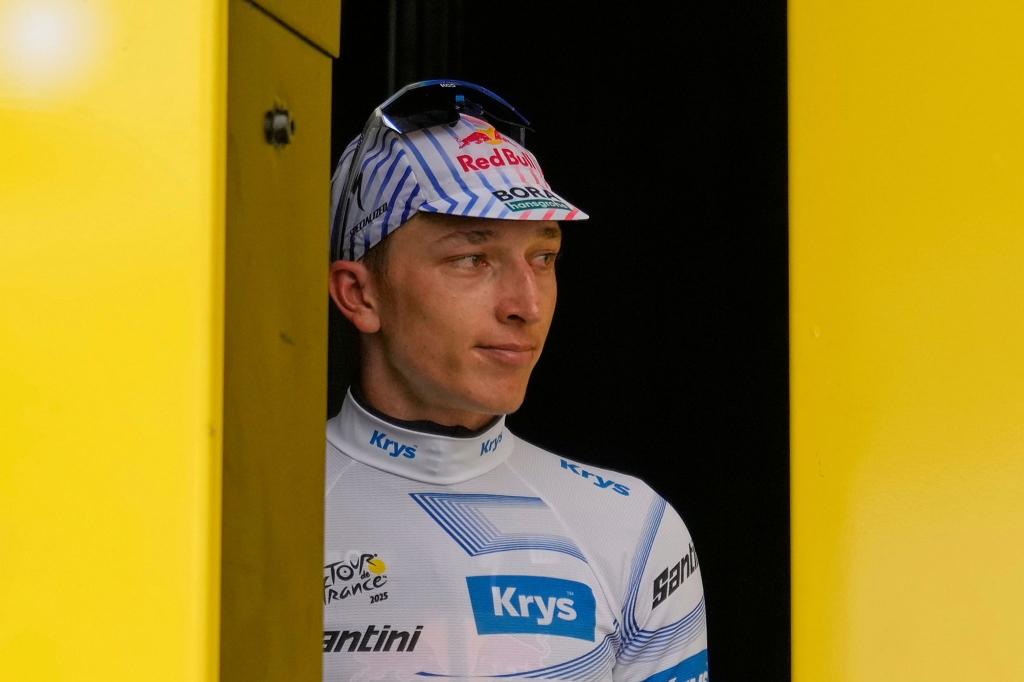 Florian Lipowitz trägt bei der Tour de France nun das Weiße Trikot des besten Nachwuchsfahrers. - Foto: Mosa'ab Elshamy/AP/dpa