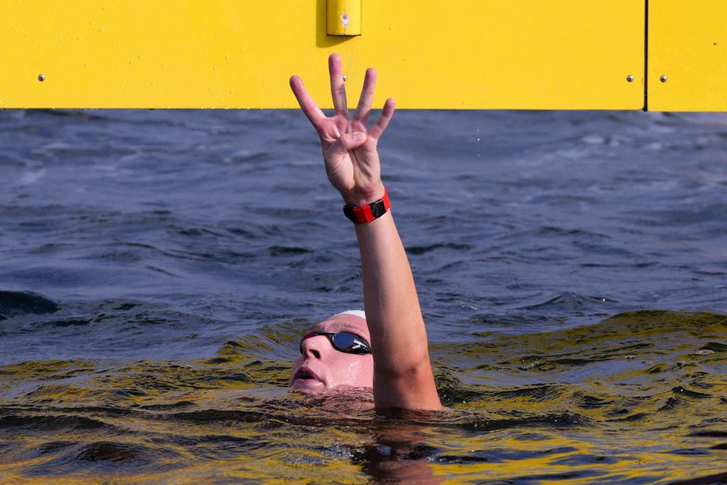 Florian Wellbrock zeigt es an: Vier Goldmedaillen hat er in Singapur gewonnen. - Foto: Vincent Thian/AP/dpa