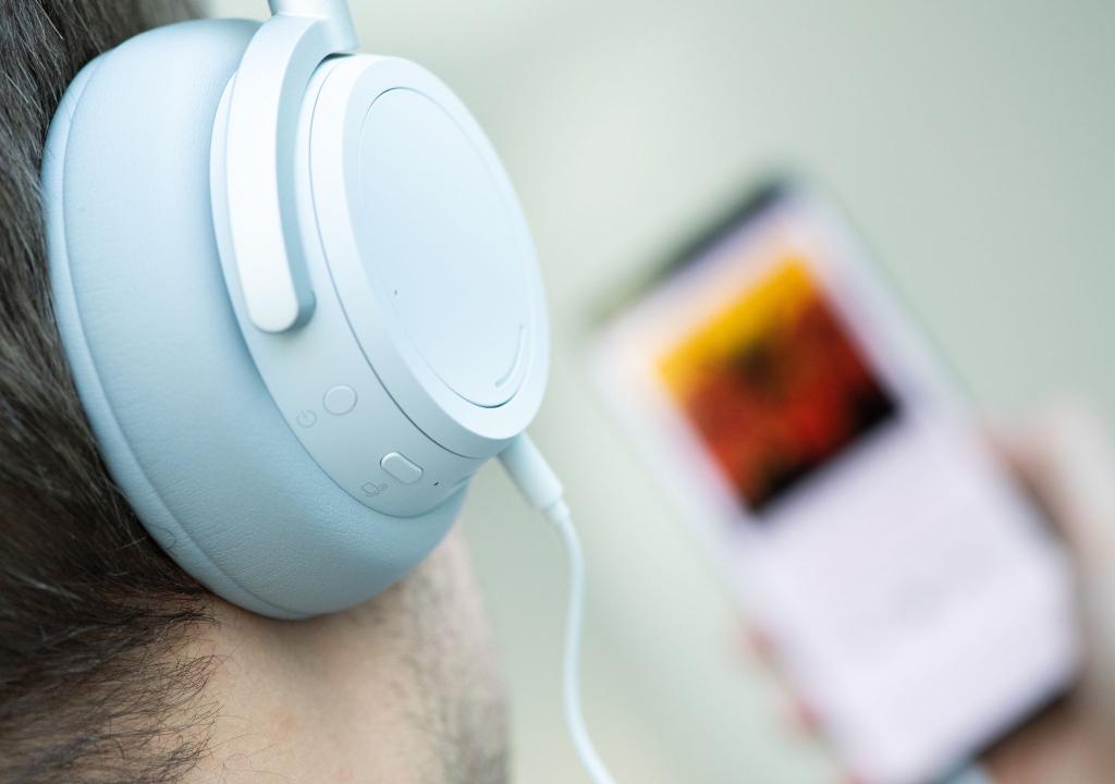 Höre ich da KI-generierte Musik? Diese Frage dürften sich manche Streaming-Hörer künftig häufiger stellen. (Symbolbild) - Foto: Franziska Gabbert/dpa-tmn/dpa