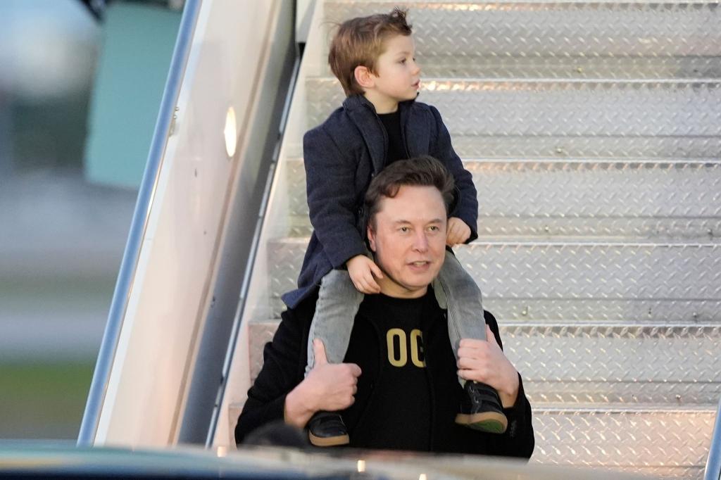 Tech-Milliardär Elon Musk mit seinem Sohn X Æ A-Xii, genannt «Little X». (Archivbild) - Foto: Manuel Balce Ceneta/AP/dpa