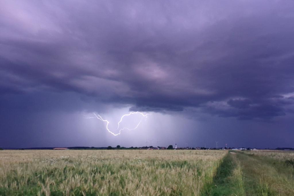 Der Deutsche Wetterdienst (DWD) sagt für die kommenden Tage Gewitter vorher. - Foto: Simon Zeiher/onw-images/dpa