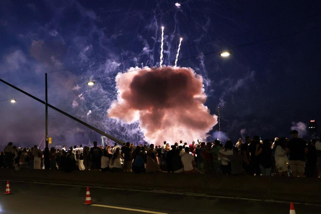 Ein Feuerwerkskörper explodierte in zu niedriger Höhe über den Zuschauen. - Foto: David Young/dpa