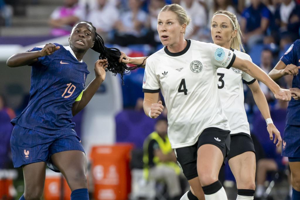 Klare Rote Karte: Kathrin Hendrich (r) zieht an den Haaren von Griedge Mbock Bathy. - Foto: Georgios Kefalas/KEYSTONE/dpa