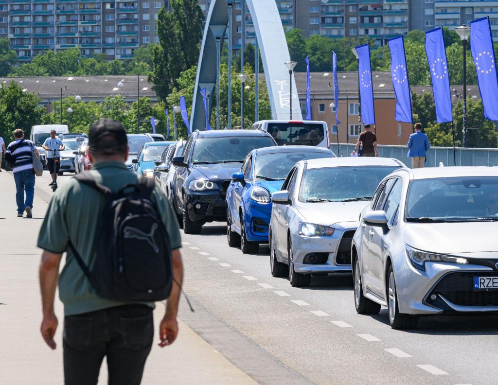 Zahlreiche Autos in der EU sind Firmenwagen. (Archivbild) - Foto: Patrick Pleul/dpa