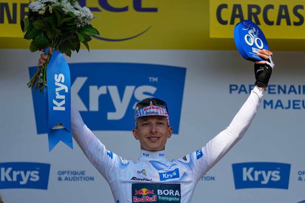 Florian Lipowitz fährt bei der Tour weiter in Weiß. - Foto: Mosa'ab Elshamy/AP/dpa