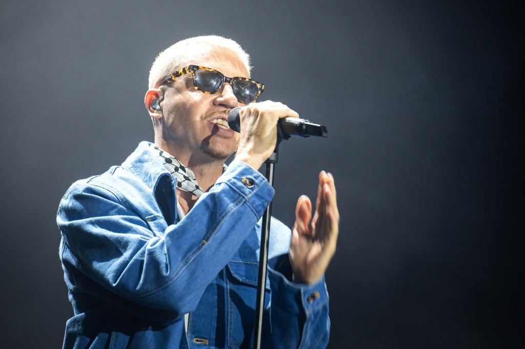 Der US-Rapper Macklemore spielte auf dem Deichbrand-Festival 2025 als Headliner und warf Israel auf der Bühne erneut einen Völkermord vor. - Foto: Sina Schuldt/dpa
