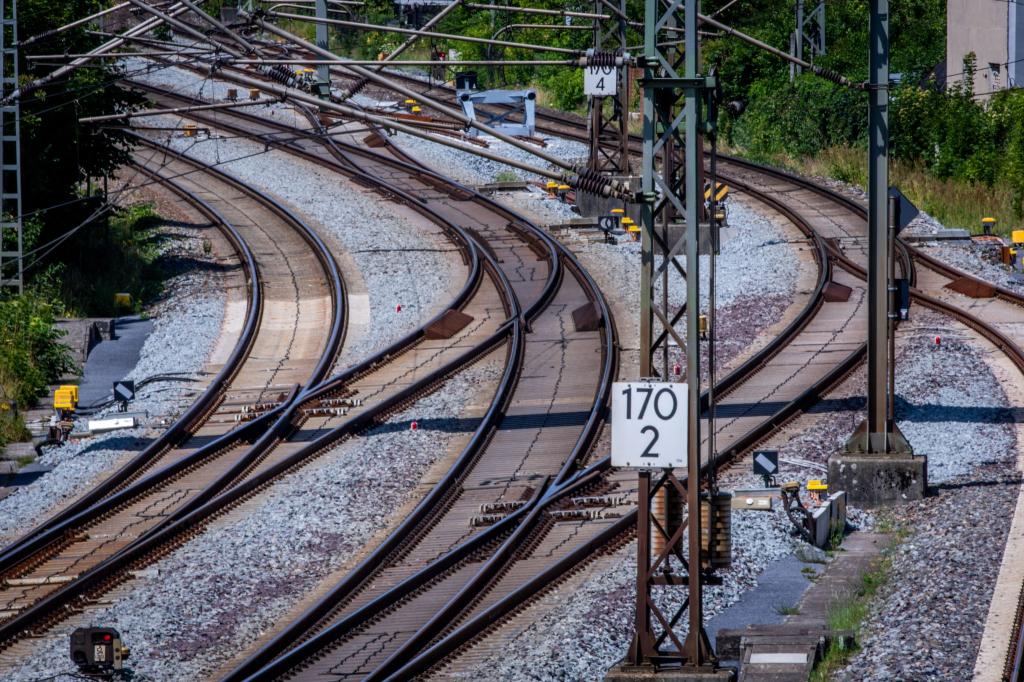 Der Bund gibt inzwischen deutlich mehr Geld für die Verbesserung des Schienennetzes aus. Allein 2,2 Milliarden Euro fließen in die Komplettsanierung der Strecke Hamburg-Berlin. (Archivbild) - Foto: Jens Büttner/dpa