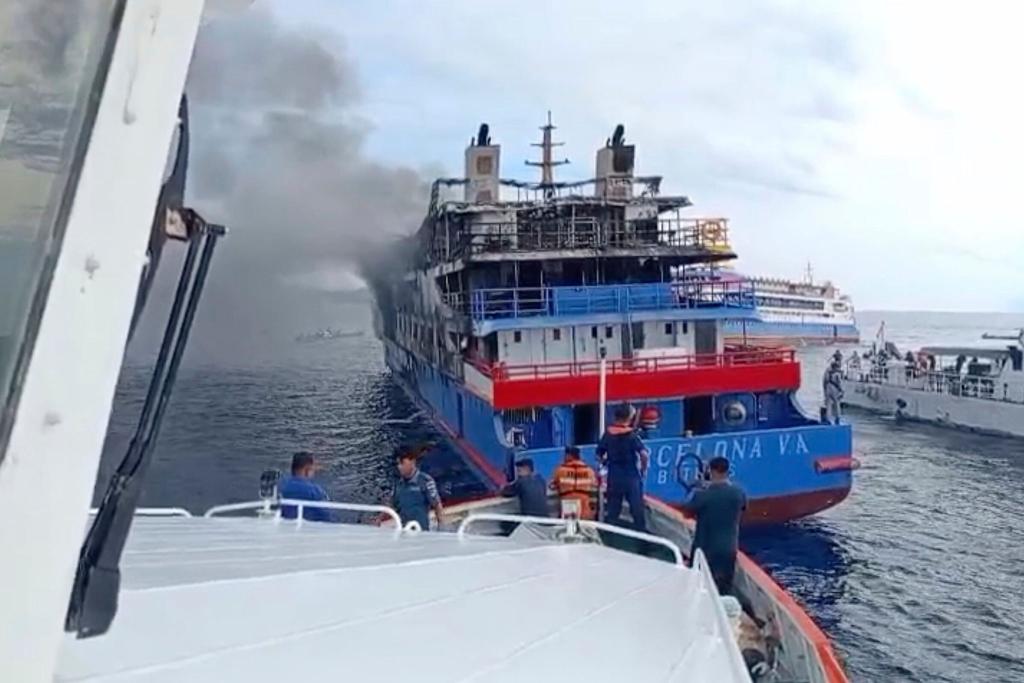 Mindestens drei Menschen sind bei dem schweren Brand ums Leben gekommen, zwei werden noch vemrisst. - Foto: BASARNAS/BASARNAS/AP/dpa