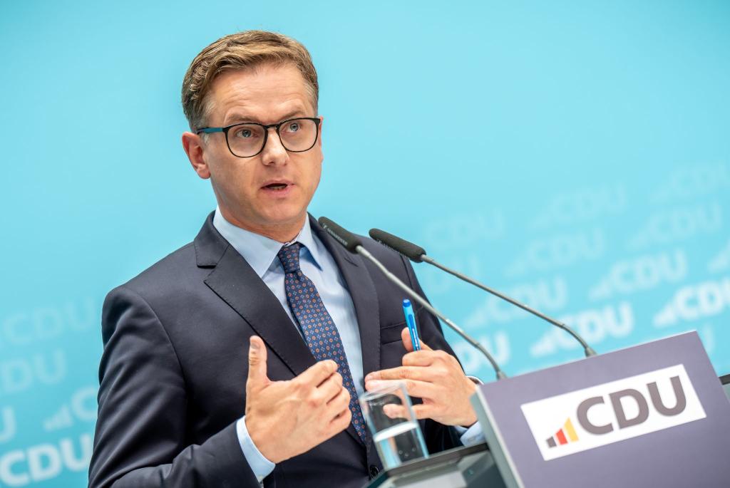 CDU-Generalsekretär Linnemann: «Wenn man die AfD stark machen will, soll man ruhig solche Interviews stören.» - Foto: Michael Kappeler/dpa