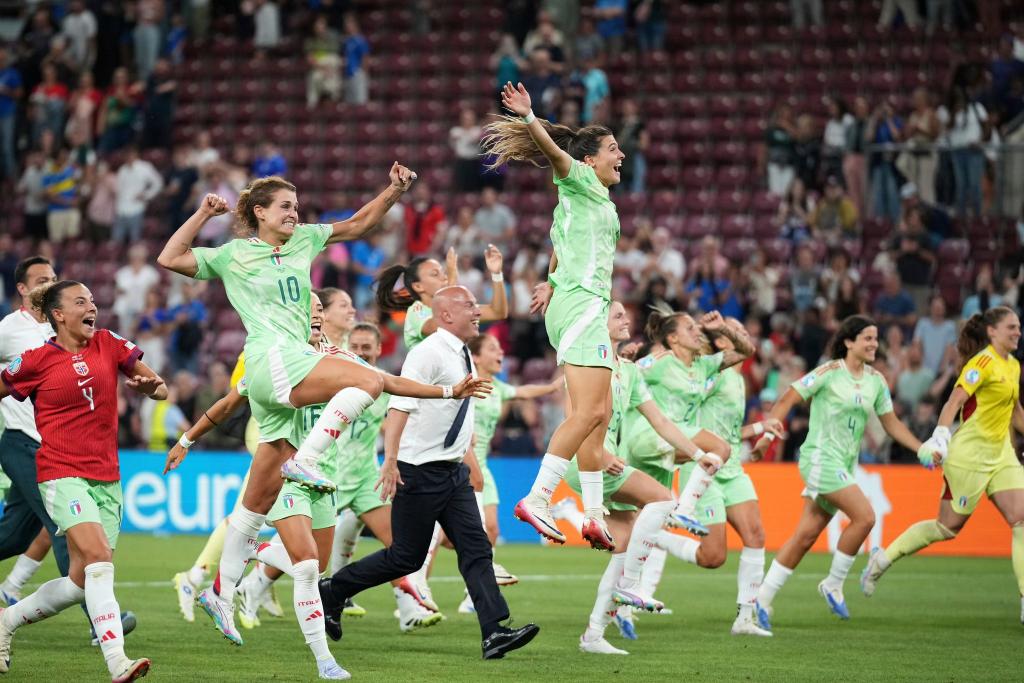 Italiens Fußballerinnen bejubeln den Halbfinal-Einzug bei der EM. - Foto: Alessandra Tarantino/AP/dpa