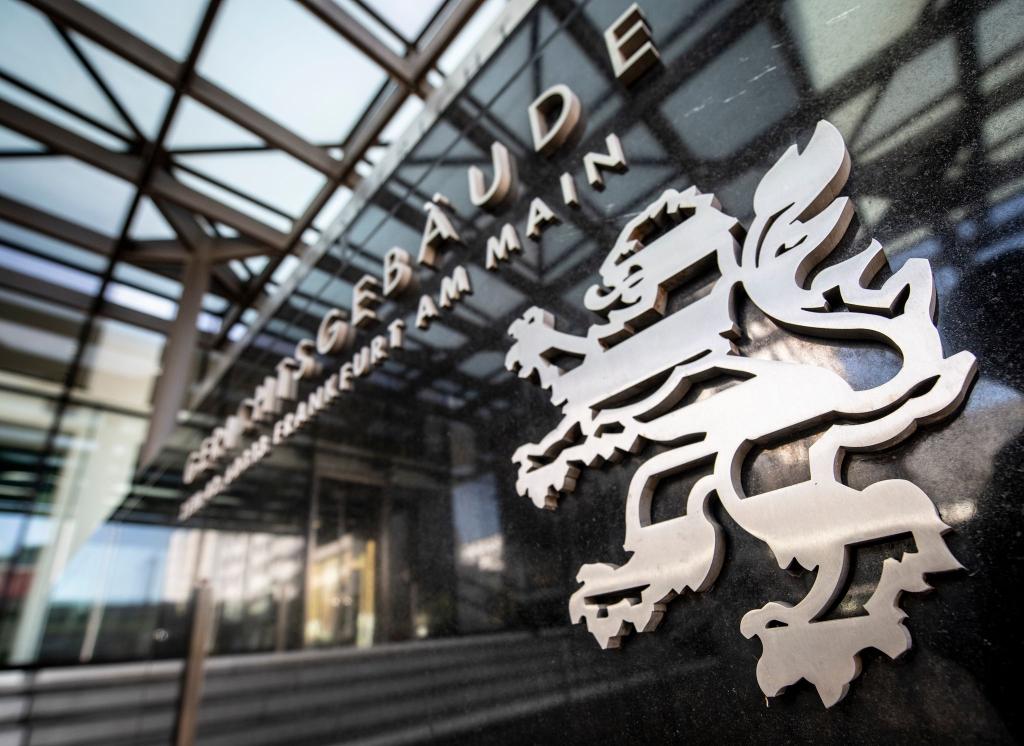 Das OLG Frankfurt hat eine Bank zur individualisierten Information betroffener Kunden verurteilt. (Symbolbild) - Foto: Boris Roessler/dpa/dpa-tmn