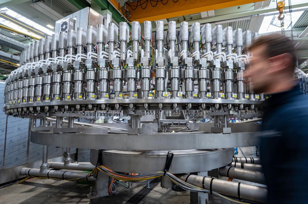Die Zahl der Beschäftigten in der Metall- und Elektroindustrie ist erneut deutlich zurückgegangen. (Archivbild) - Foto: Armin Weigel/dpa