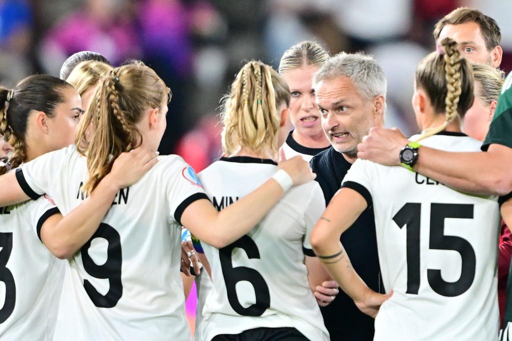 Wer spielt? Bundestrainer Christian Wück ist gefragt. - Foto: Sebastian Christoph Gollnow/dpa