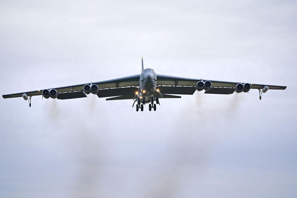 Ein US-Passagierflugzeug musste einem Militärflugzeug ausweichen. (Symbolbild) - Foto: Ben Birchall/PA Wire/dpa