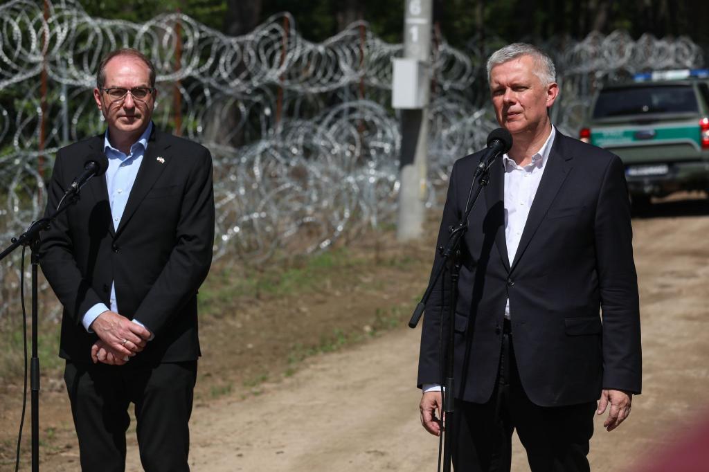Bundesinnenminister Dobrindt hat die schwer befestigte Grenze Polens zu Belarus besichtigt. - Foto: Artur Reszko/PAP/dpa