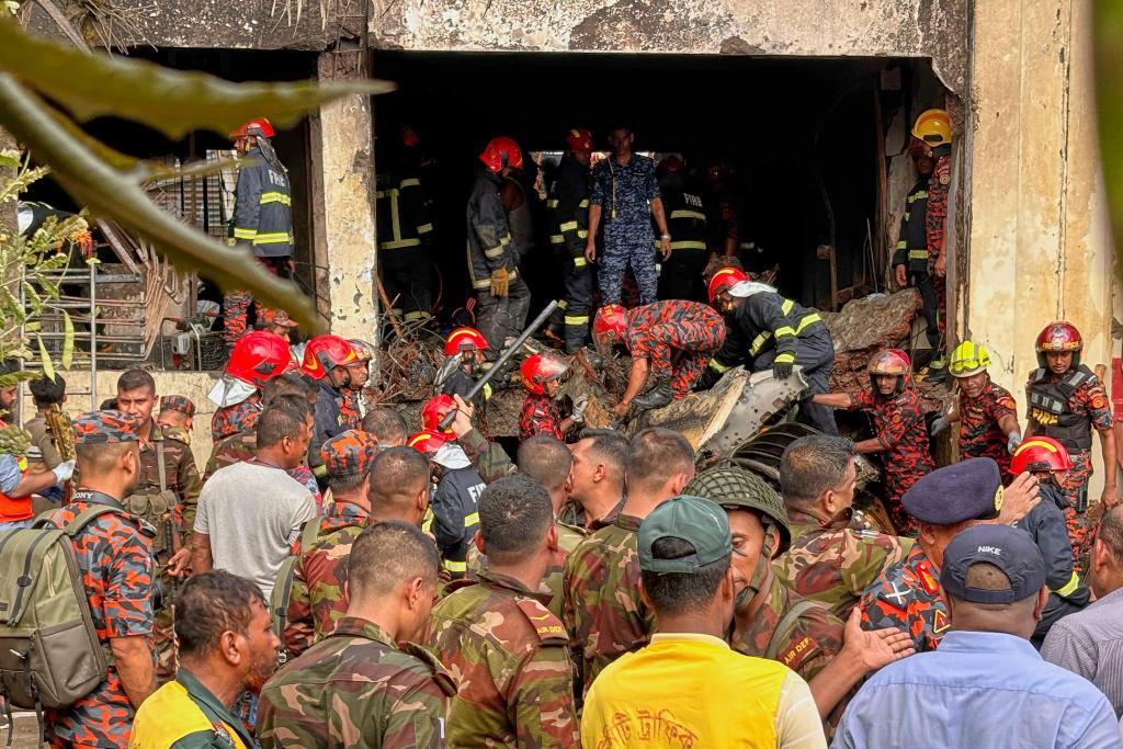 Einsatzkräfte arbeiten an der Unglücksstelle. - Foto: Al-emrun Garjon/AP/dpa