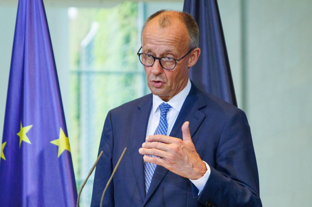 Merz will keine strengeren CO2-Regeln für Dienstwagen. - Foto: Carsten Koall/dpa