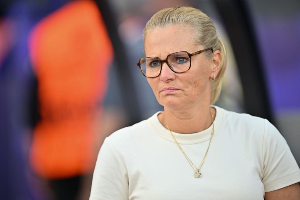 Hat klare Worte gegen Hasskommentare gegen eine ihrer Spielerinnen gefunden: Sarina Wiegman. - Foto: Sebastian Christoph Gollnow/dpa