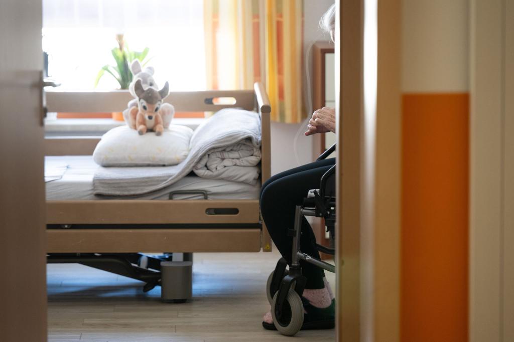 Heimplätze werden für Pflegebedürftige immer teurer. (Archivbild) - Foto: Sebastian Kahnert/dpa