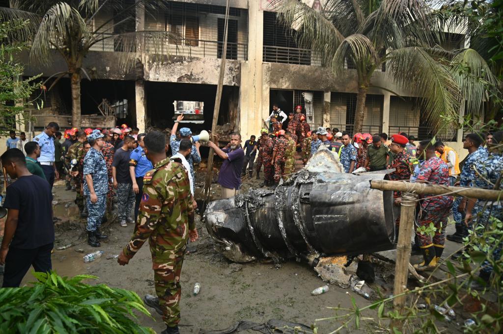 Rettungskräfte am Ort des Absturzes eines Militärjets in Dhaka. - Foto: Habibur Rahman/ZUMA Press Wire/dpa