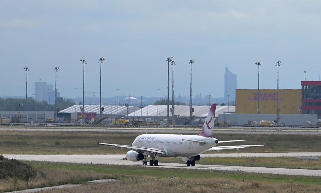 Am Flughafen Leipzig/Halle ist ein Abschiebeflug mit dem Ziel Bagdad gestartet. - Foto: Hendrik Schmidt/dpa