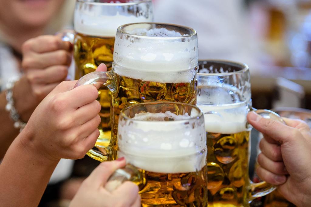 Bier mag in Deutschland einen hohen Stellenwert haben, bei der Produktion hat die Bundesrepublik ihren Platz in den weltweiten Top-5 aber eingebüßt. (Archivbild) - Foto: Matthias Balk/dpa