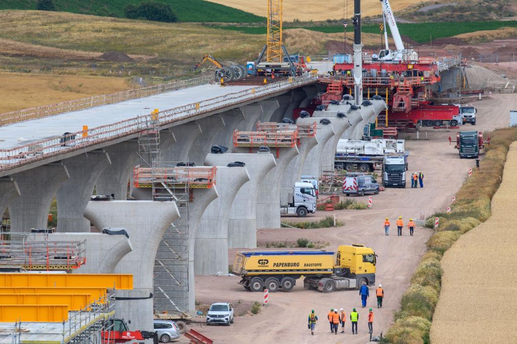  Großprojekte beim Bau sind betroffen, wenn künftig Tariftreue vorgeschrieben wird - hier eine Autobahnbrücke bei Halle/Saale. (Archivbild) - Foto: Klaus-Dietmar Gabbert/dpa