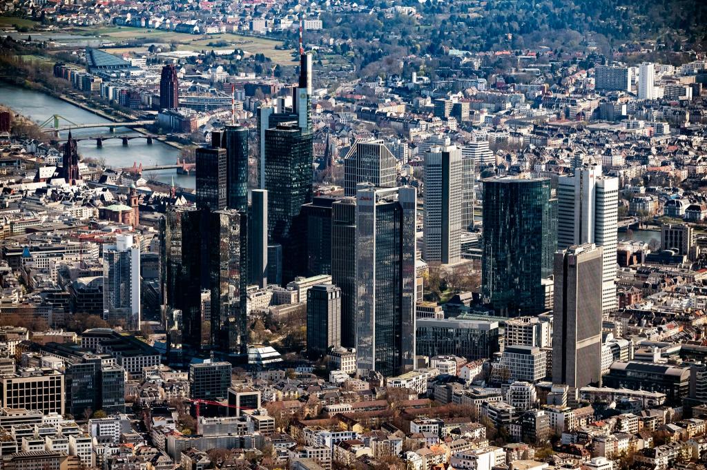 Banken-Skyline in Frankfurt: Mit Cum-Cum-Deals verursachten Banken geschätzt einen Steuerschaden in Milliardenhöhe. (Symbolbild) - Foto: Uli Deck/dpa