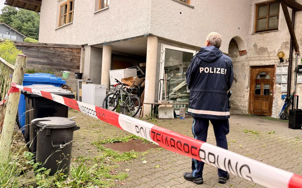 Die Polizei war am Dienstag noch am Tatort im Einsatz. - Foto: Christine Vincon/dpa