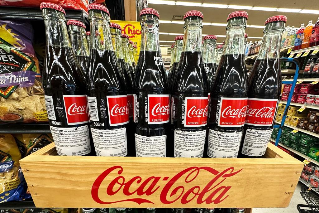 Coca Cola wird Maissirup nicht ersetzen, sondern eine neue Produktreihe mit Rohrzucker einführen. (Archivbild) - Foto: Nam Y. Huh/AP/dpa