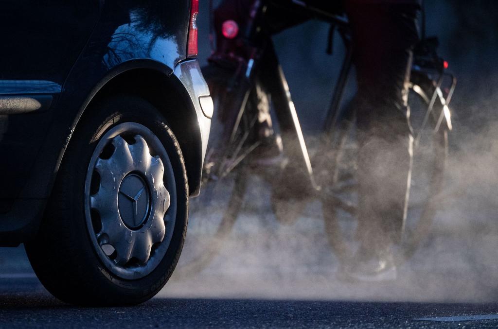 Bremser für den Klimaschutz: Verkehr und Gebäude gelten seit Jahren als Problemsektoren. (Archivbild) - Foto: Marijan Murat/dpa