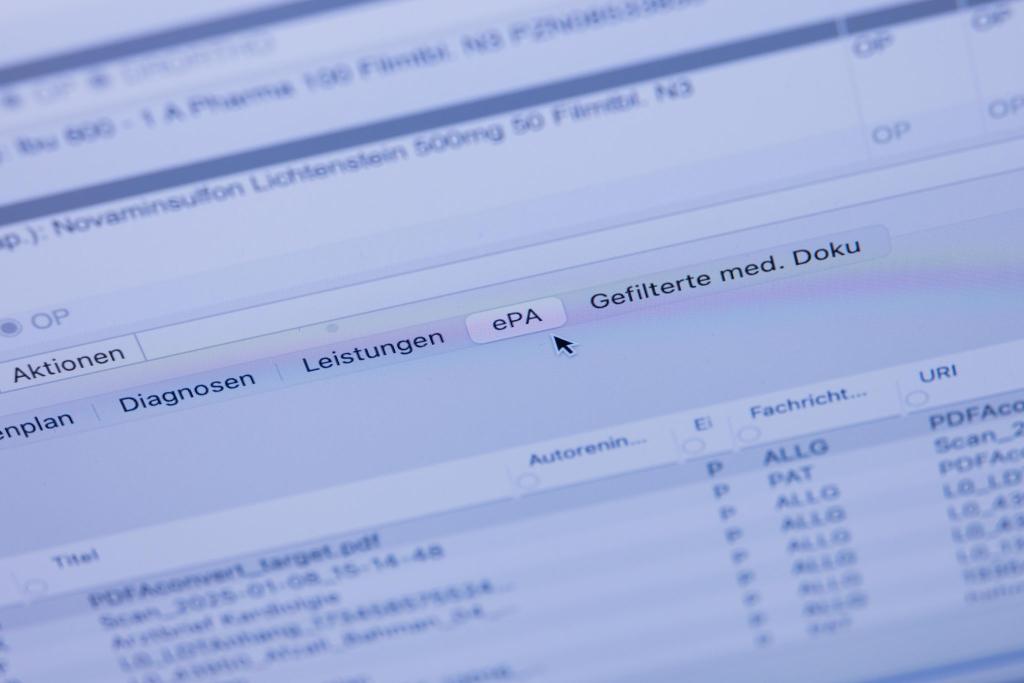 Patienten können ihre E-Akte in Praxen befüllen lassen, auch ohne selbst hineinzuschauen. (Archivbild) - Foto: Rolf Vennenbernd/dpa-Pool/dpa