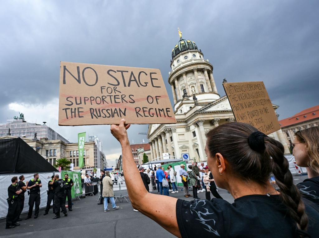 Demonstranten am Gendarmenmarkt protestierten gegen den Auftritt der Starsopranistin Anna Netrebko beim Musikfestival «Classic Open Air». - Foto: Jens Kalaene/dpa