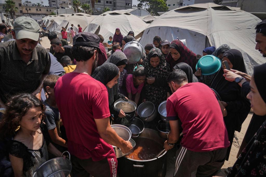  Berichten von UN-Organisationen zufolge hungern mittlerweile so gut wie alle Bewohner Gazas. - Foto: Jehad Alshrafi/AP/dpa
