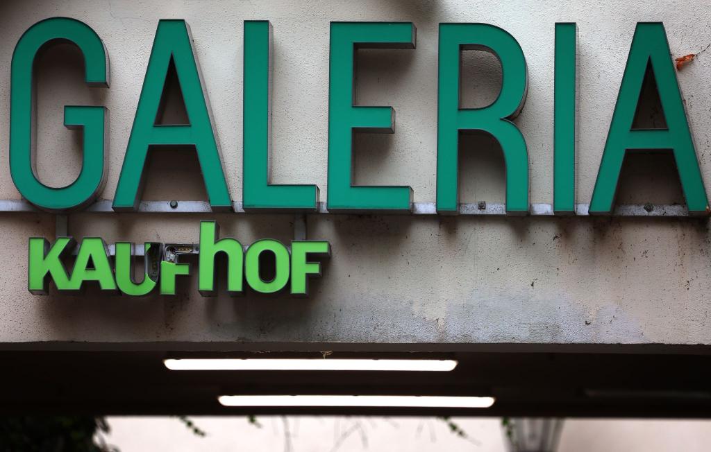 An einigen Galeria-Filialen, wie hier in Würzburg, hängt noch ein Kaufhof-Schriftzug. - Foto: Karl-Josef Hildenbrand/dpa