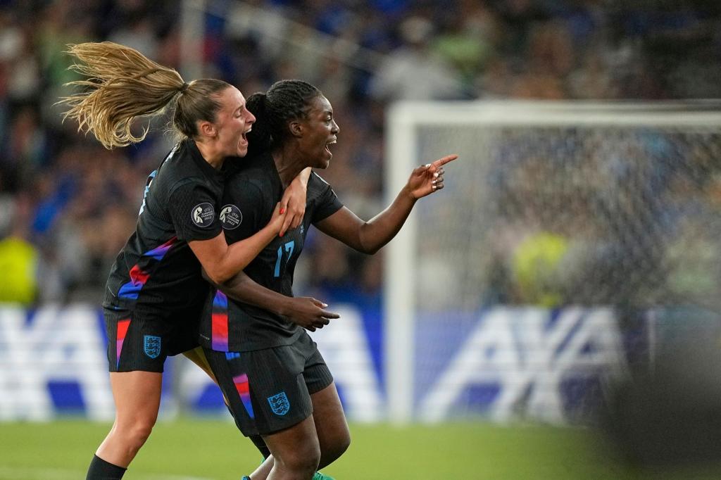 Englands Michelle Agyemang (r) feiert mit Ella Toone ihr spätes 1:1. - Foto: Martin Meissner/AP/dpa