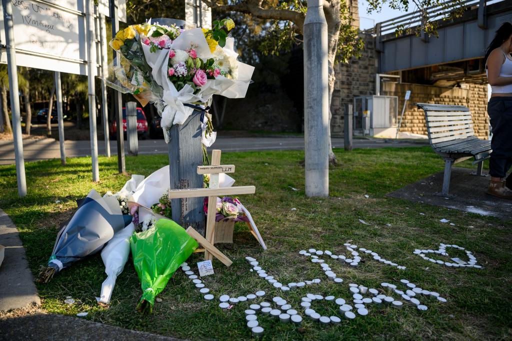 Mitschüler legten in der Nähe der Unglücksstelle Blumen nieder. - Foto: Bianca De Marchi/AAP/dpa