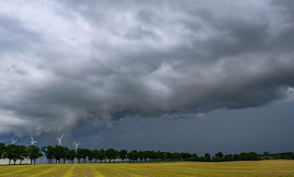 Dunkle Wolken zeigen sich in den kommenden Tagen öfter in Deutschland. - Foto: Patrick Pleul/dpa