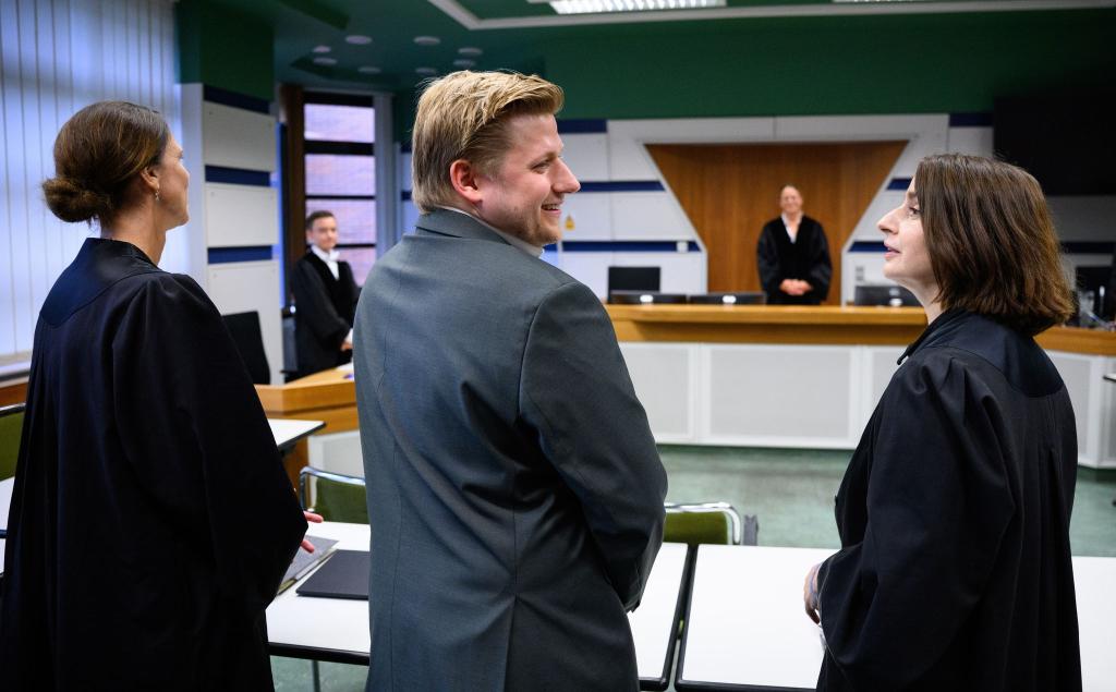 Vor dem Amtsgericht: El Hotzo und seine Anwältinnen - Foto: Bernd von Jutrczenka/dpa