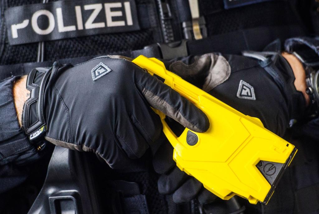 Der Einsatz der Taser birgt auch Gefahren. (Archivbild) - Foto: Andreas Arnold/dpa