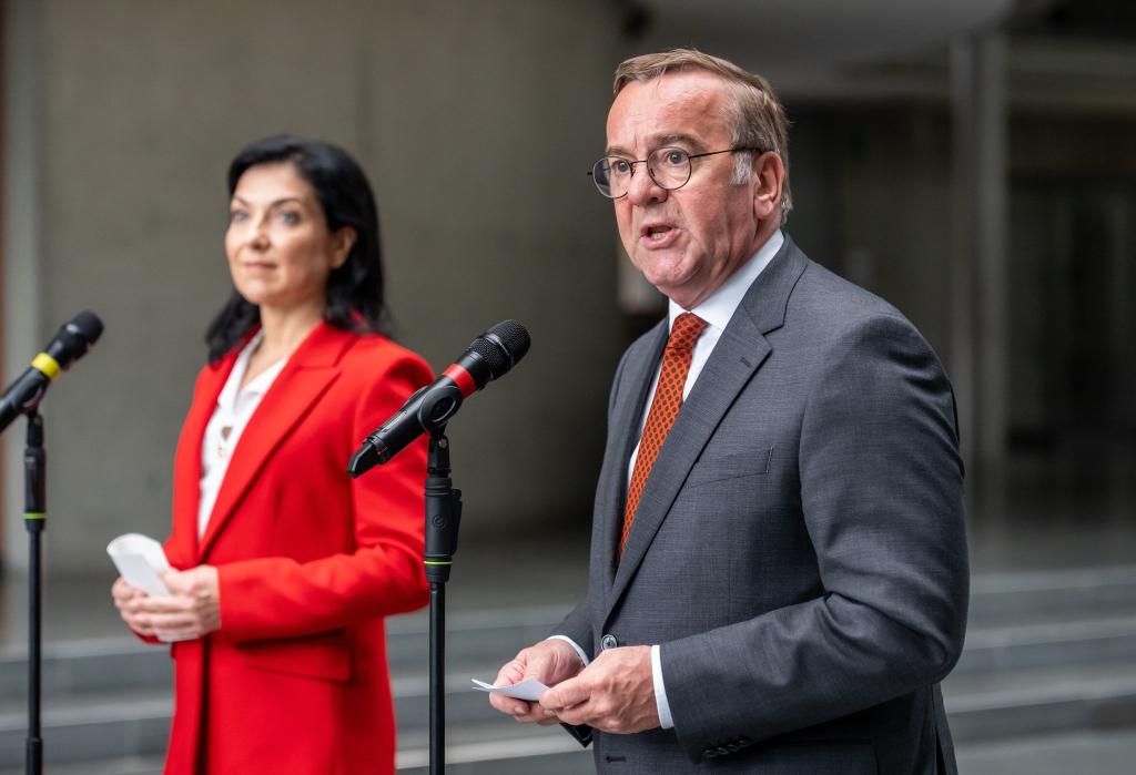 Bundeswirtschaftsministerin Katherina Reiche (CDU) und Verteidigungsminister Boris Pistorius (SPD) stellten die Pläne vor. - Foto: Michael Kappeler/dpa